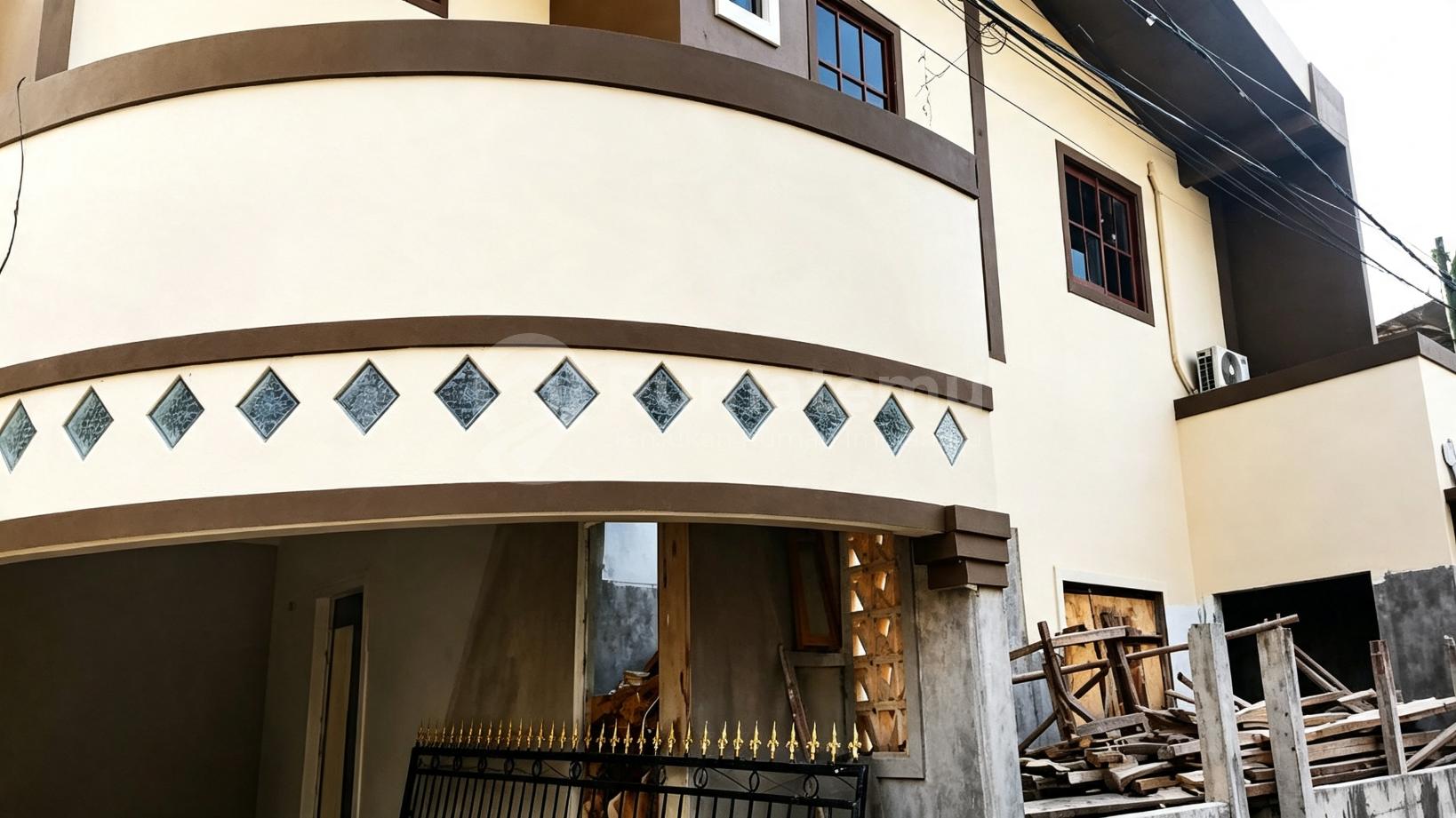 Jual rumah 2 lantai tempat strategis di Jagakarsa 85% jadi, Jakarta Selatan