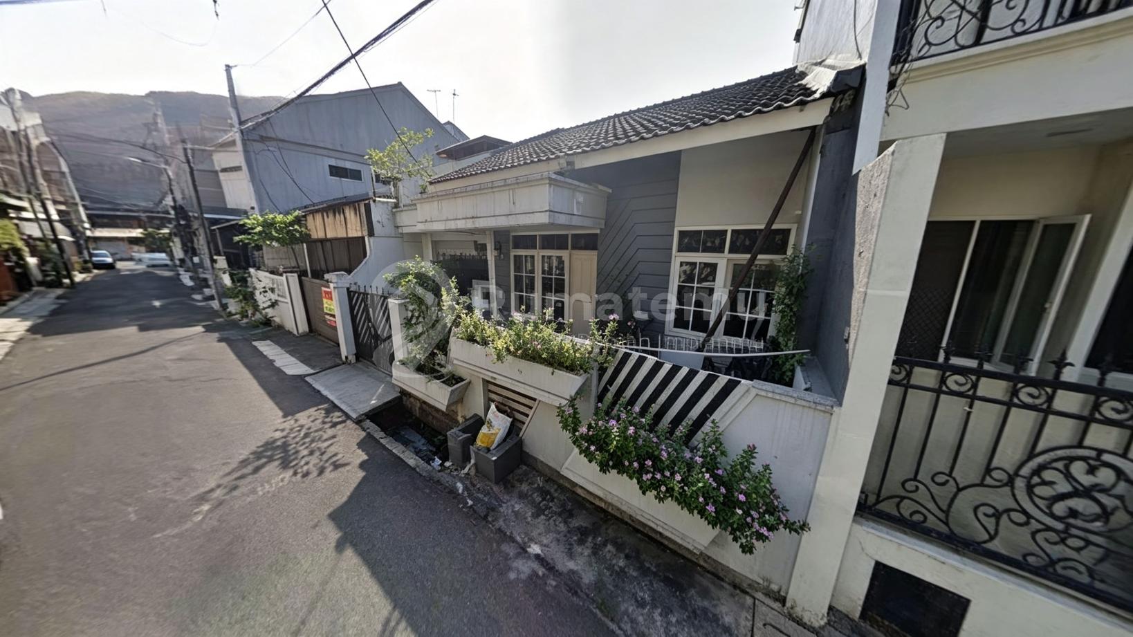 Dijual rumah lama di Tomang, Grogol petamburan, Jakarta Barat Akses jalan 2 mobil Hadap Selatan