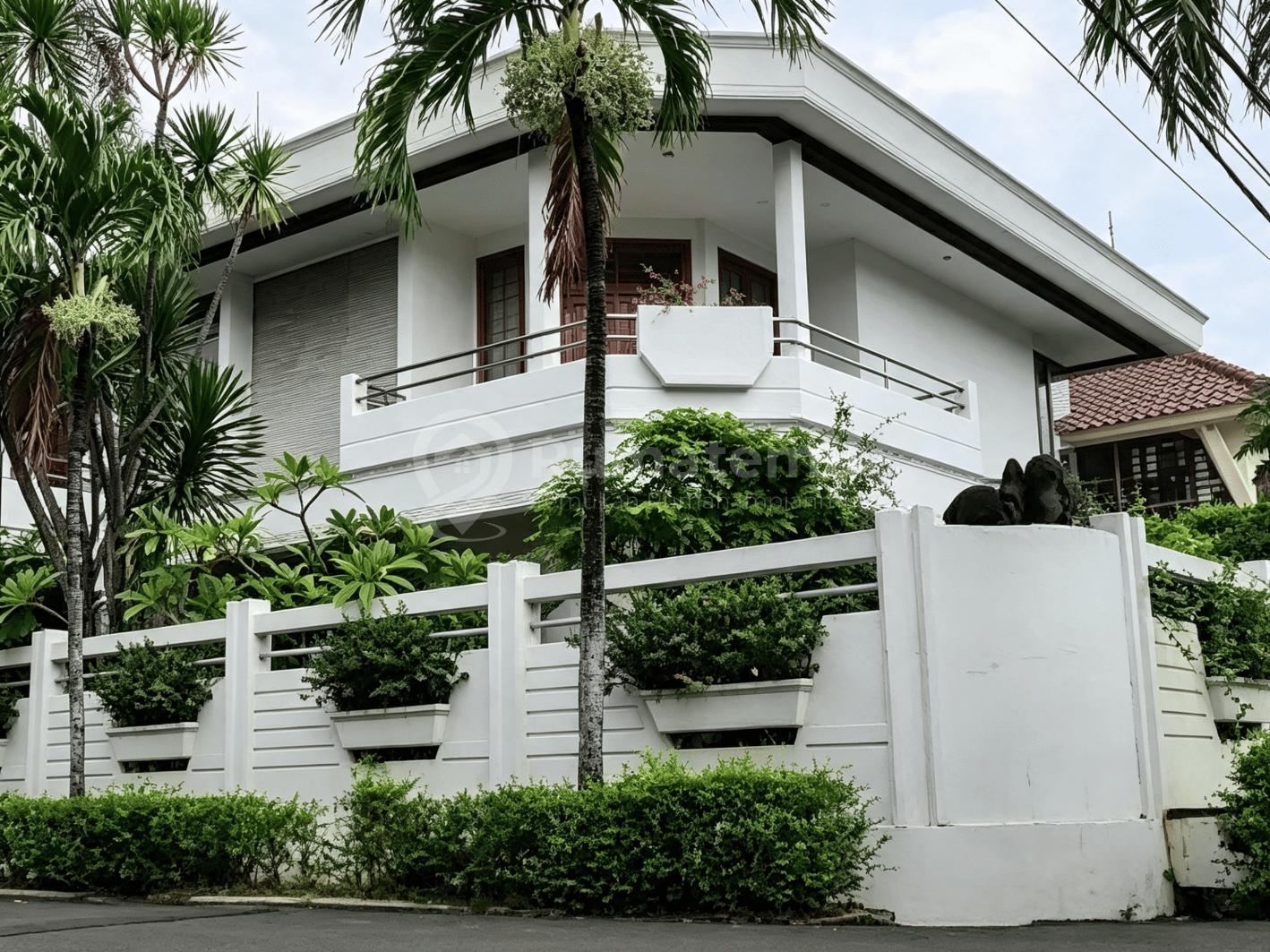 Rumah Taman Villa Posisi Hook