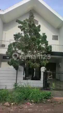 Rumah 2 Lantai Sudah Renovasi Semi Furnished SHM di Intercon Cluster, Jakarta Barat