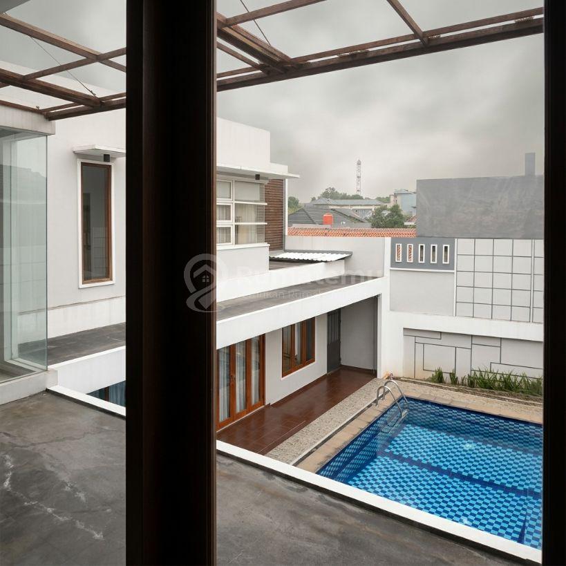Rumah halaman luas dengan kolam renang. Bintaro