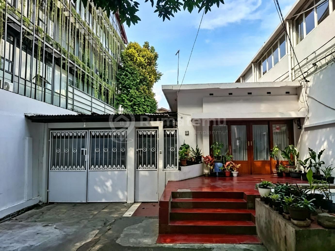 dijual Rumah Pinggir Jalan Dipatiukur Bandung Peruntukkan Usaha, Depan Kampus, luas 456 m2, luas bangunan 280 m2, harga Rp. 11 miliar nego