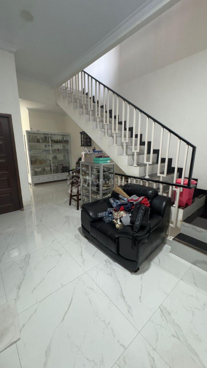 Rumah Besar 3 Lantai + Kost 6 Pintu (Full Terisi) Lokasi Sangat Strategis di Kebon Jeruk Jakarta Barat