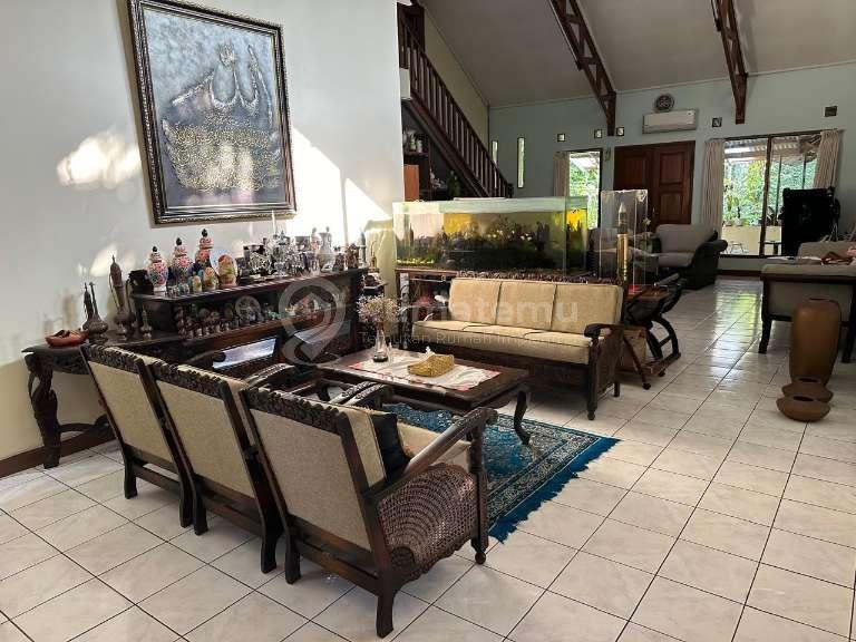 Rumah Asri dengan Pohon Besar di Sudirman Bandung Kota