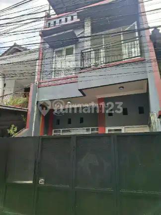 Rumah Cantik Lokasi Strategis Semi Furnished Nyaman untuk Hunian