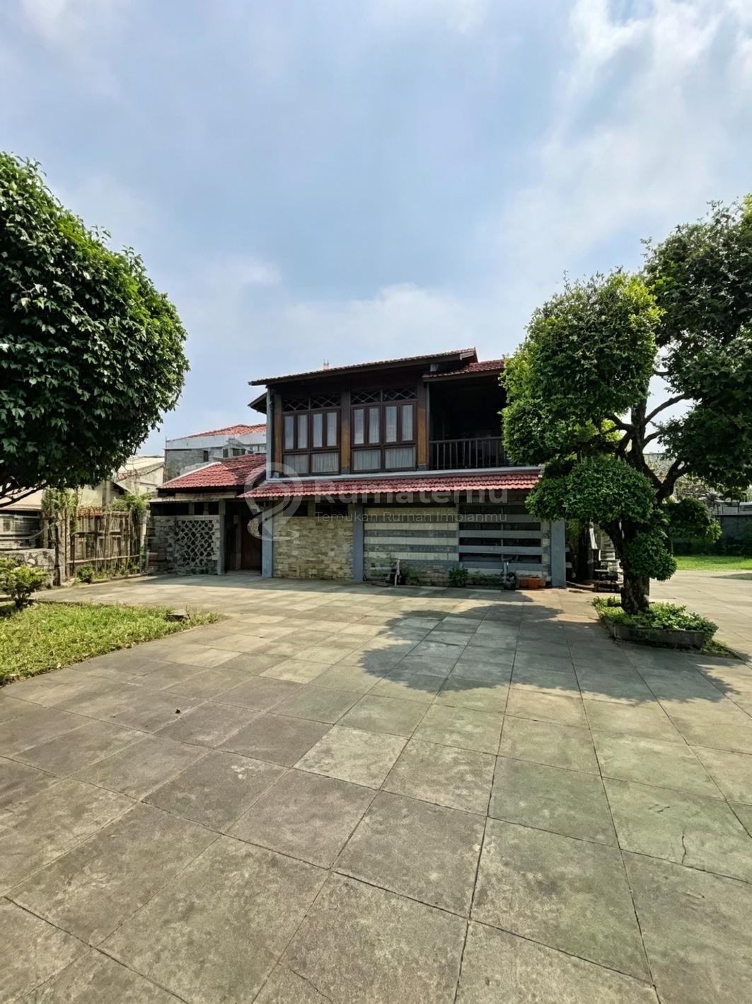 Rumah Lama Bangunan Kokoh di Duren Sawit