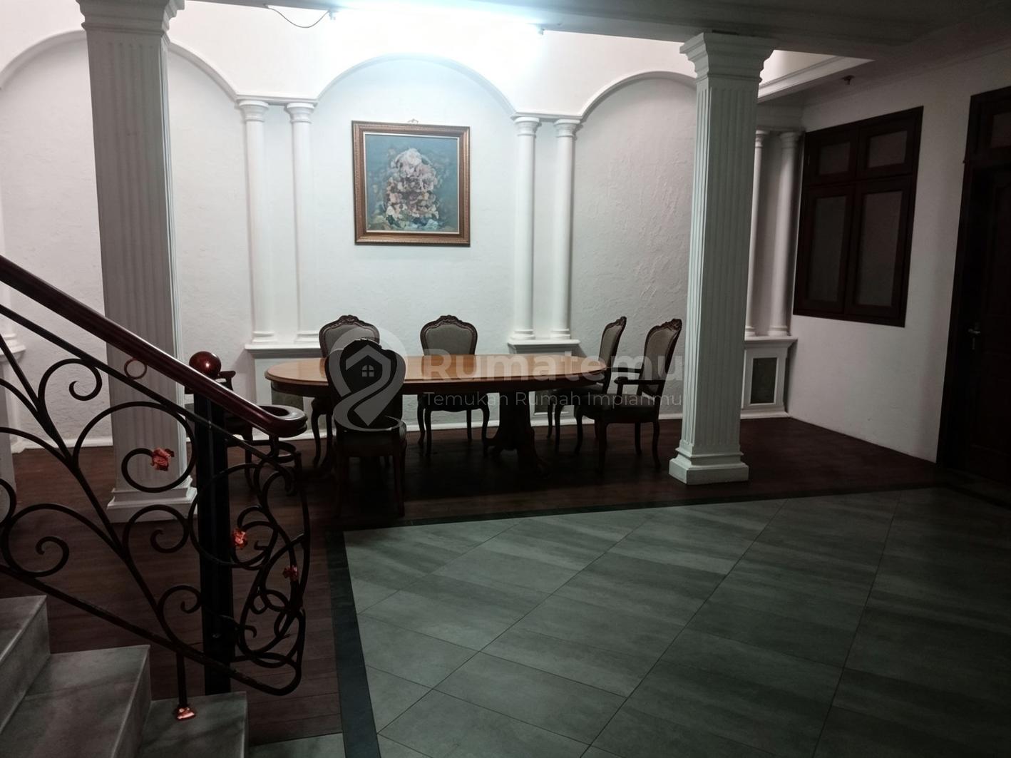 Jual rumah dengan akses depan rumah 2 mobil di Kebon Kacang, Tanah Abang, Jakarta Pusat