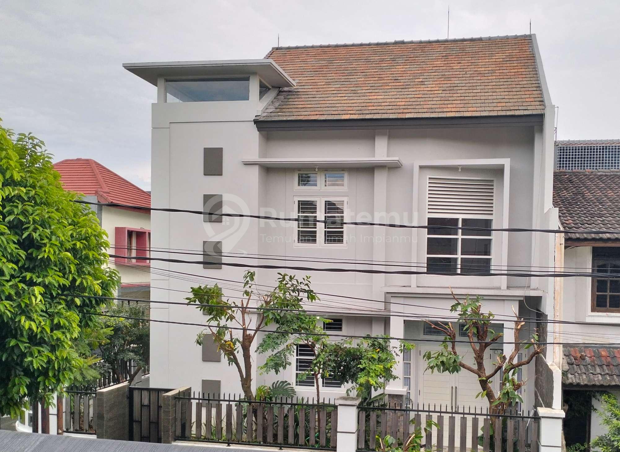 Rumah 2 lantai posisi Hook di Rawamangun