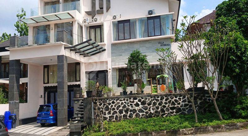 Rumah Modern Tropis Minimalis Serasa Villa 8 Kamar Tidur 7 Kamar Mandi Carport  Private Swimming Pool di Resort Dago Pakar Bandung