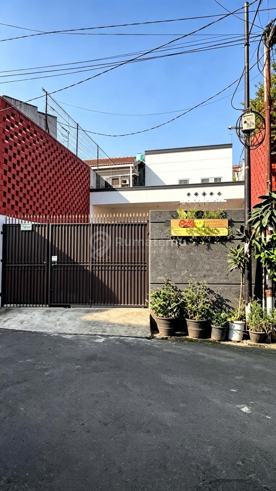 Dijual Rumah 1,5 Lantai Siap Huni di Jalan H. Soleh Dalam Ii Kebon Jeruk
