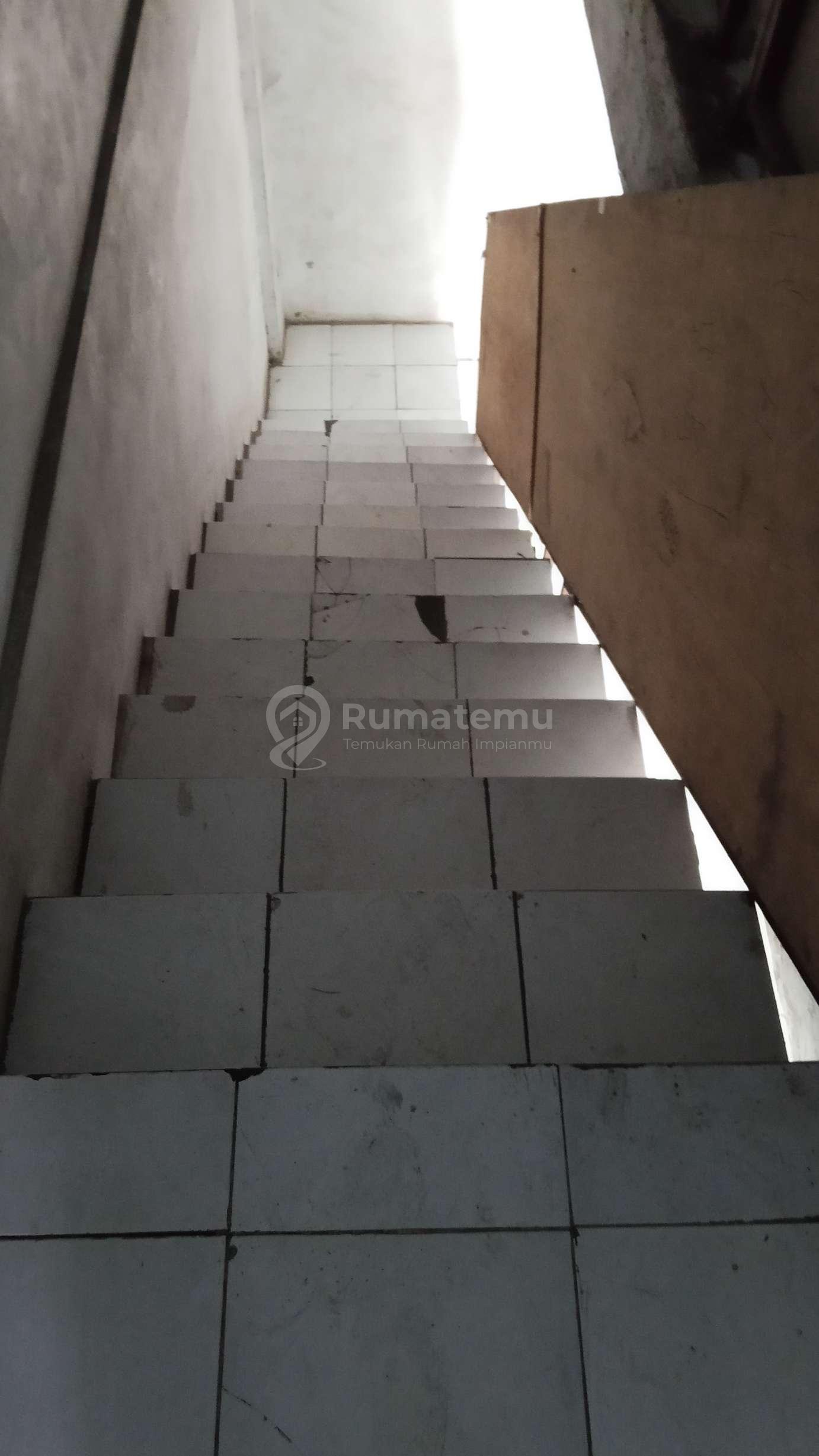 dekat dengan bandara dan pergudangan 