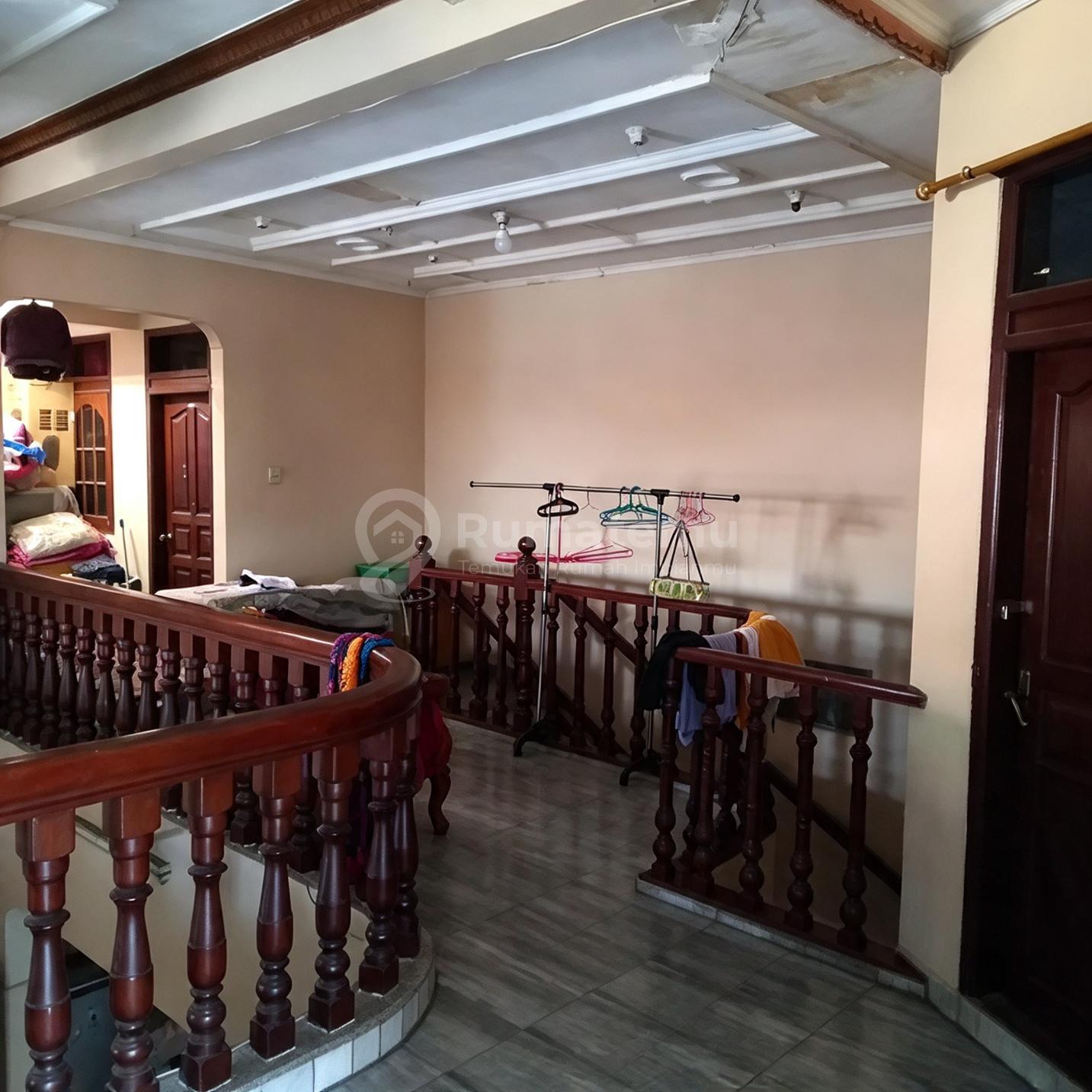 Jalan Utama Selatan, Cengkareng, Jakarta Barat..Dijual Rumah Hoek 2 Lantai, Listrik 4400 Watt, Hadap Selatan, Garasi Mobil, Shm.-V0o826n | Rumah123