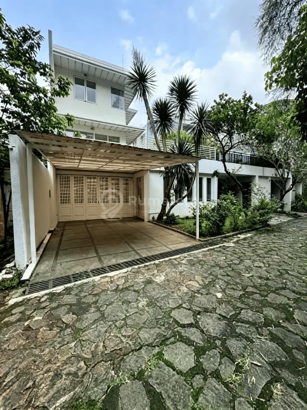 Rumah dengan Suasana Resort Dalam Townhouse