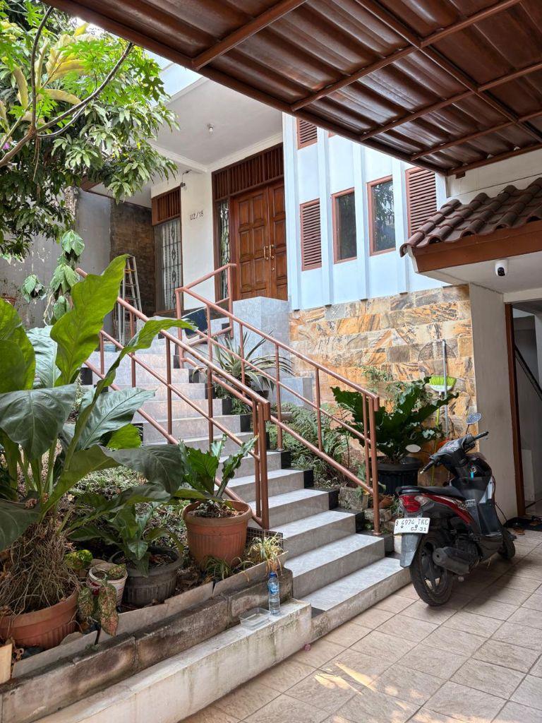 Rumah hunian 3 lantai di intercon kebun jeruk jakarta barat