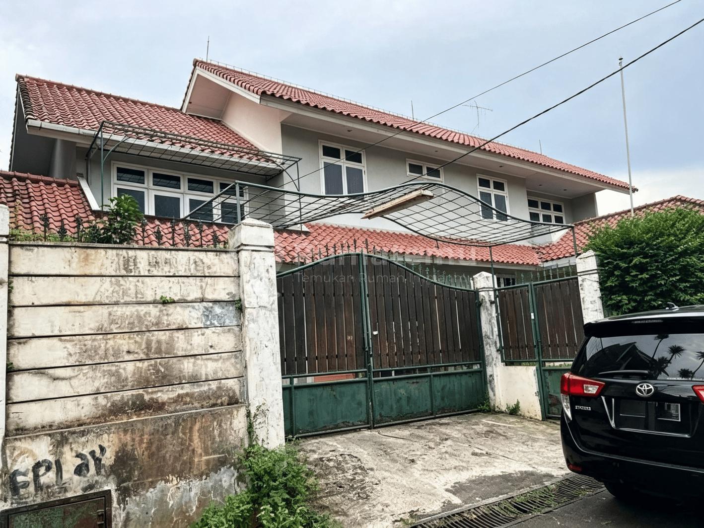 Dijual murah Rumah + swimming pool dengan Luas di Lebak Bulus, Cilandak Jakarta Selatan