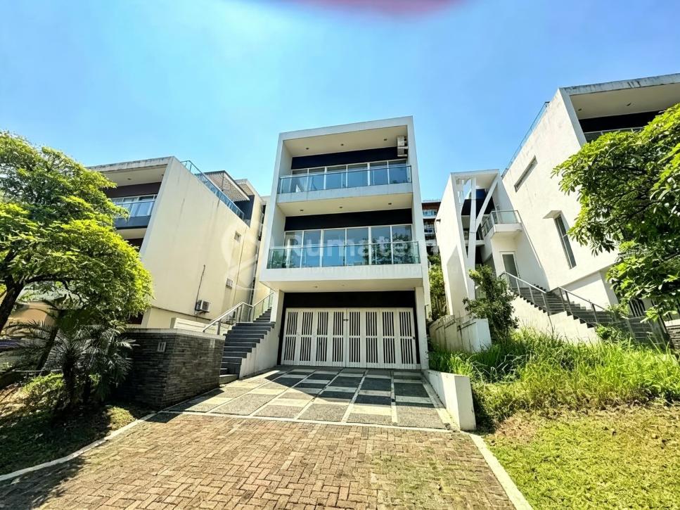 Rumah Modern 3 Lantai Dijual Include AC dan Kitchen Set Lokasi 3 Menit Exit Tol Sentul City, Bogor