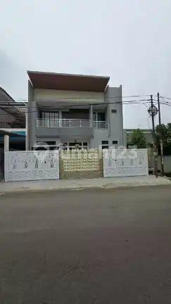 Dijual Rumah Baru Pinggir Jalan, Swimming Pool di Griya Loka