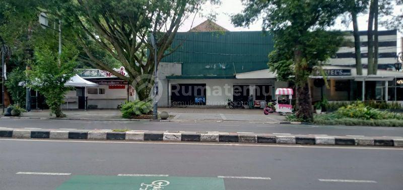 Bangunan Eks. Factory Outlet dan Resto Hitung Tanah 1500 m2 SHM Muka 30 Meter  Lokasi Premium Super Strategis di Jalan Ir. H. Juanda-Dago, Bandung