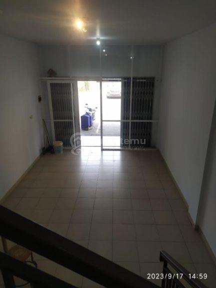 Pasar Laris, Taman Surya, Jakarta Barat..Dijual Ruko 2 1/4 Lantai, Posisi Hadap Keluar Jalanan Depan, Boleh Utk Usaha + Tinggal di Dalam Nya, Air Pam, IMB Ruko, PLN 2200W, HGB 2037.-V.5u5.0623-1026