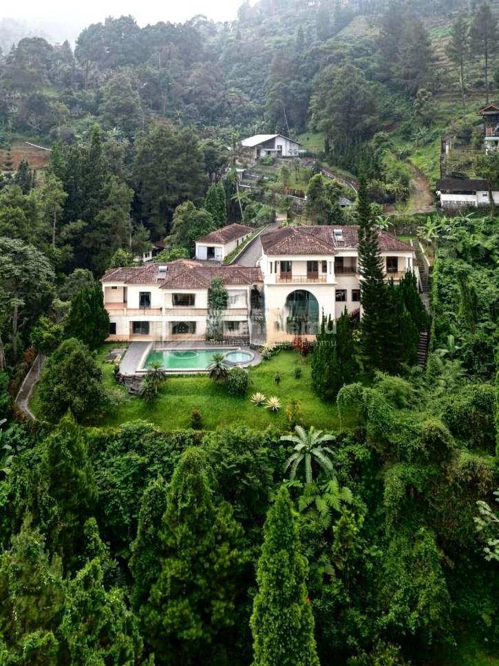Dijual vila mewah di Megamendung puncak bogor view full gunung salak 
