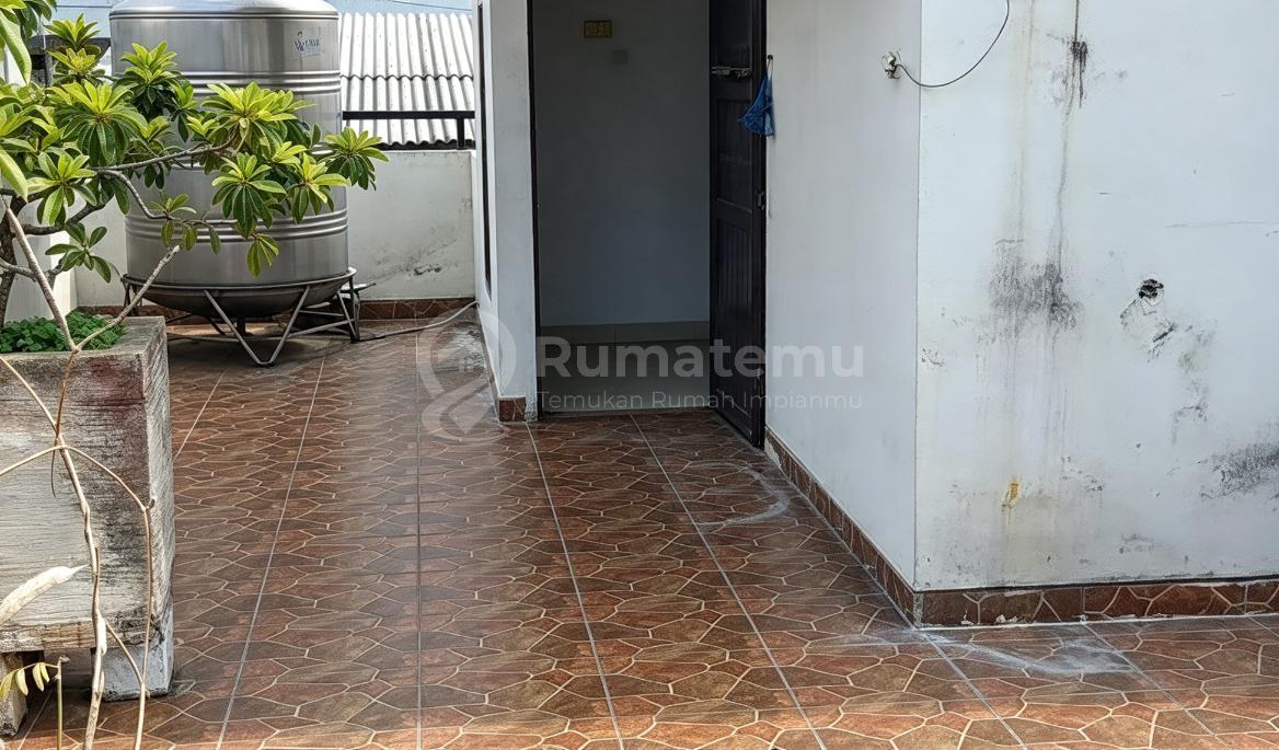 Komplek Cengkareng Indah, Jakarta Barat..Dijual Rumah 3 Lantai, KT: 4, KM: 2, Hadap Utara, Air: Pam, Listrik: 4.400 Watt, Ada Kitchen Set, Shm.-1N9.103.$