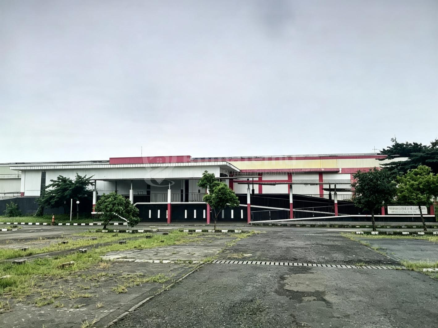 Dijual Gedung Ex Carrefour Ciputat, bagus untuk investor, sudah ada penyewa nya