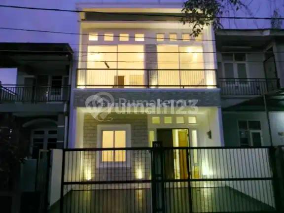 Rumah Dijual Sektor 8B Gading Serpong Siap Huni Minimalis 2 Lantai Full Canopy