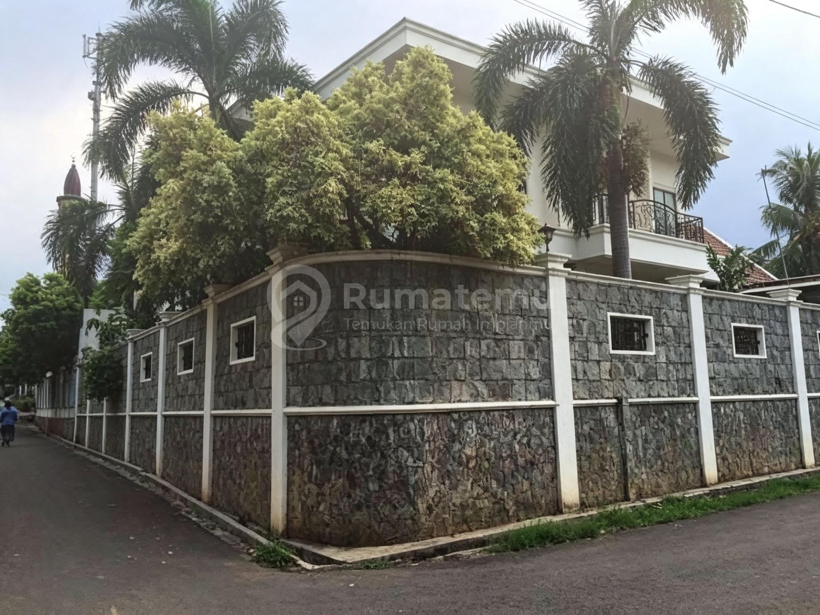 Jual Rumah Hook Mewah dengan Pool di Gudang Peluru, Kebon Baru, Tebet, Jakarta Selatan 