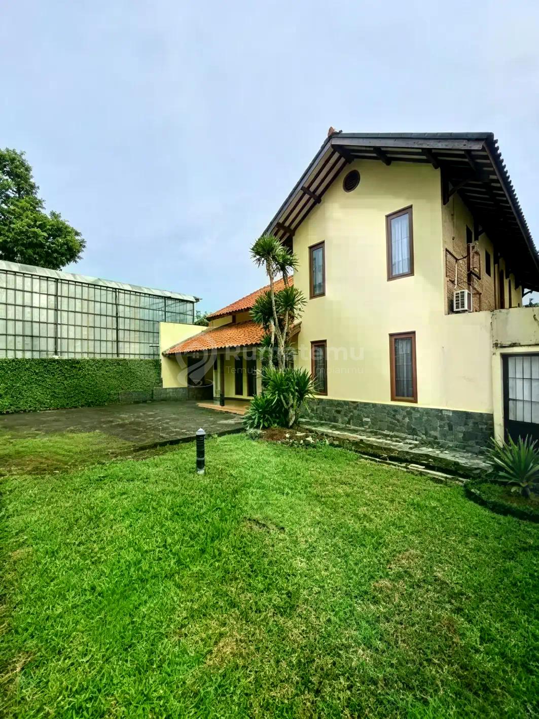 Rumah Lama dengan Lahan Luas - Cipete