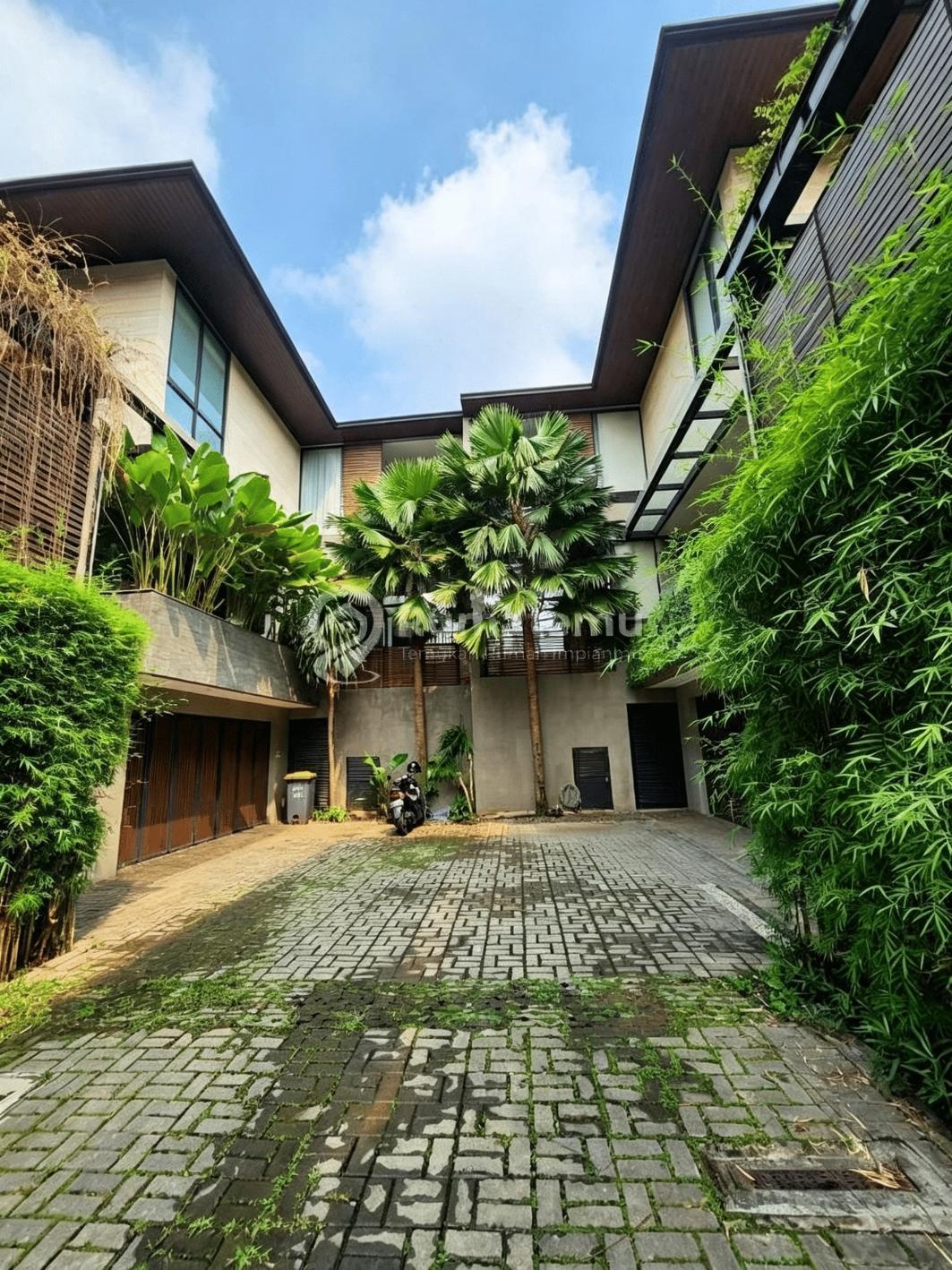 DIJUAL RUMAH CIPETE DENGAN DAPUR BERSIH DAN KOTOR + SWIMMING POOL, CILANDAK, JAKARTA SELATAN