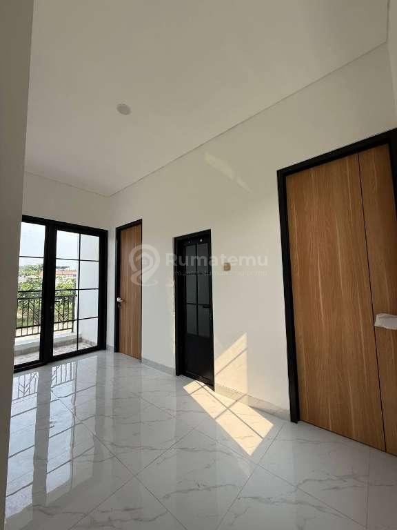 Rumah 2.5 Lantai di Kav.AL GDC Depok