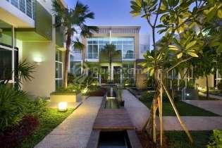 Dijual rumah luster mewah dan cantik 3 lantai di De Oaze Tomang