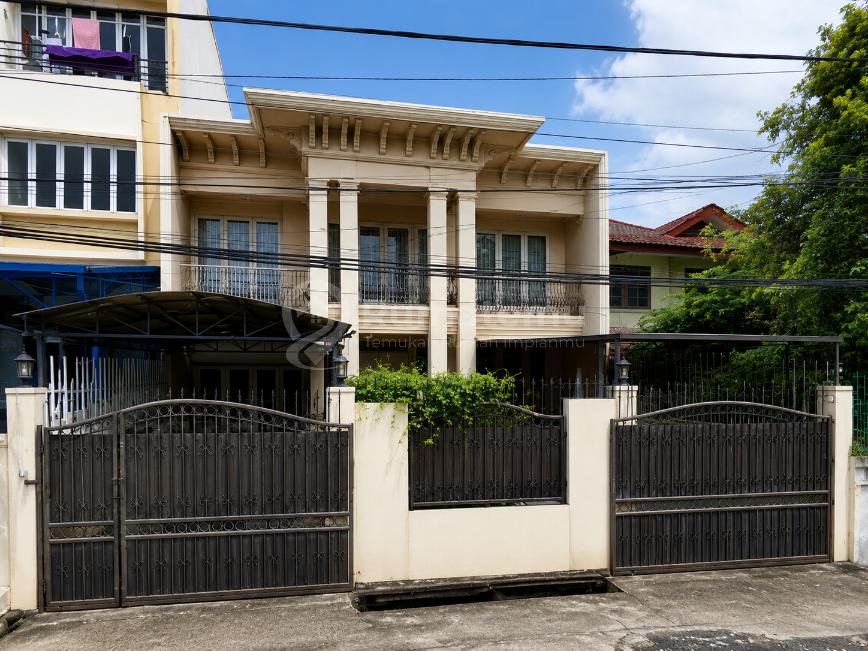 Dijual cepat rumah Kelapa Gading Rumah lama perlu renov, Pegangsaan Dua, Jakarta Utara