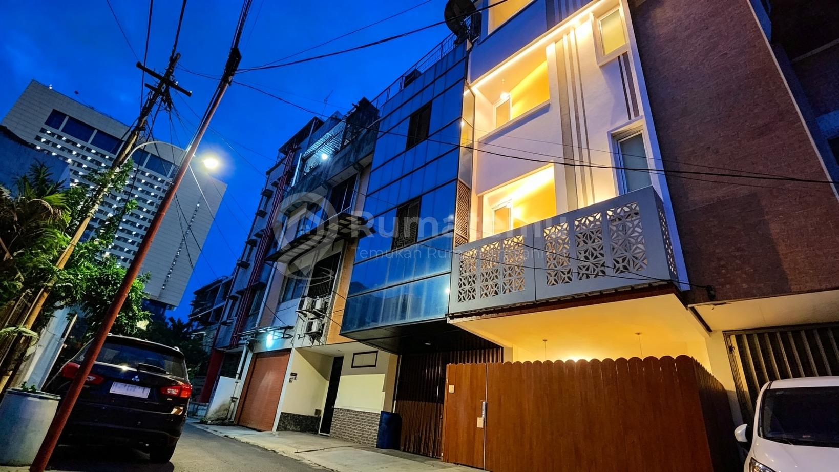 Jual Kost 4 lantai fully furnish Exclusive BARU Area jln GAJAH MADA, Petojo Utara