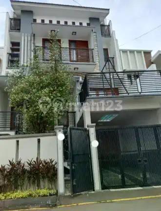 Rumah 4 Lantai di Palmerah Jakarta Barat, Lux, Lokasi Strategis