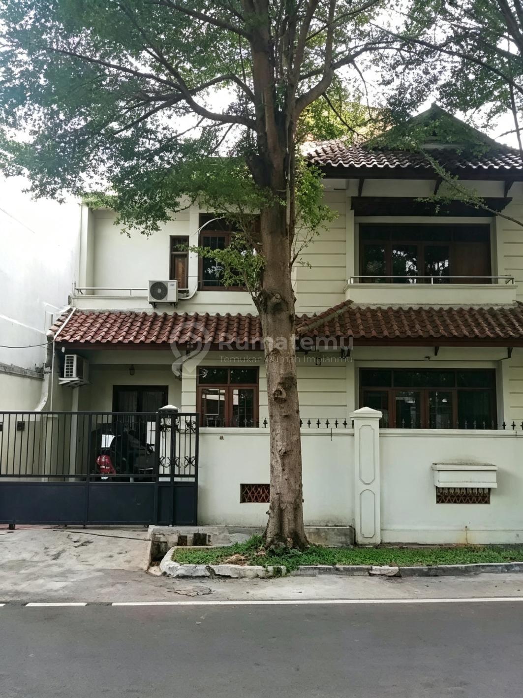 Rumah Lama Lokasi Strategis di Cempaka Putih