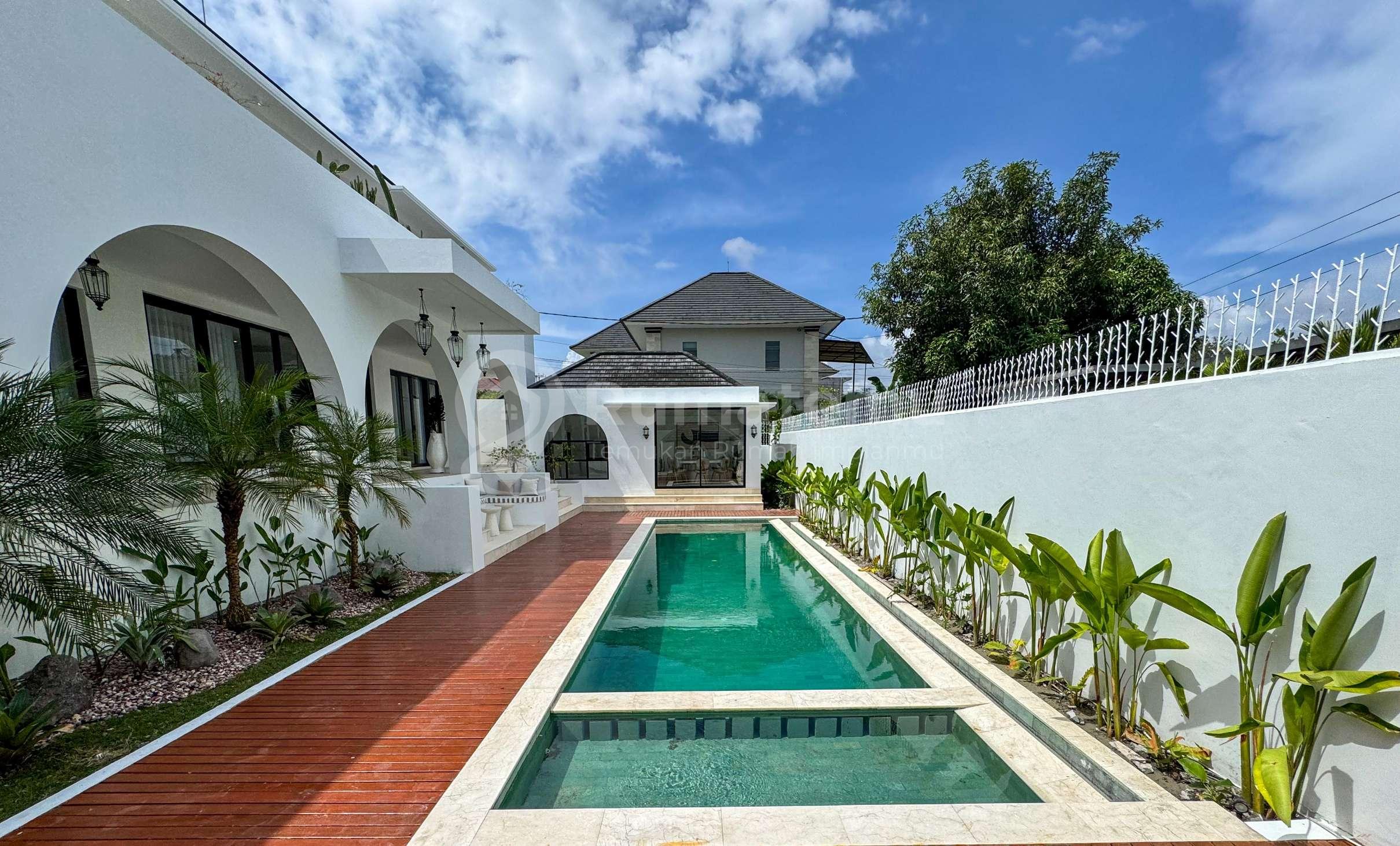 LUXURY MEDITERANEAN 4 BEDROOMS VILLA LOCATED AT BERAWA CANGGU