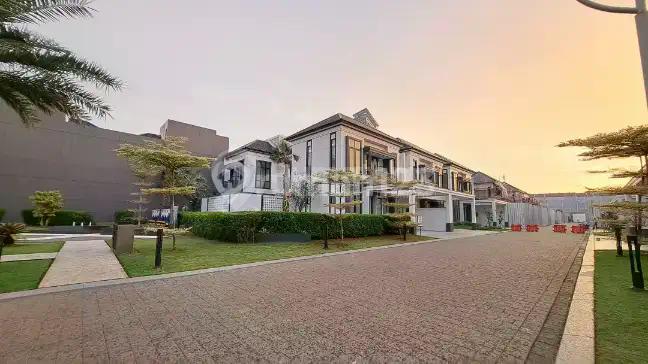 Rumah unit ready dijual lebar 12 meter posisi hoek kosongan posisi boulevard Matera Residences paramount gading serpong