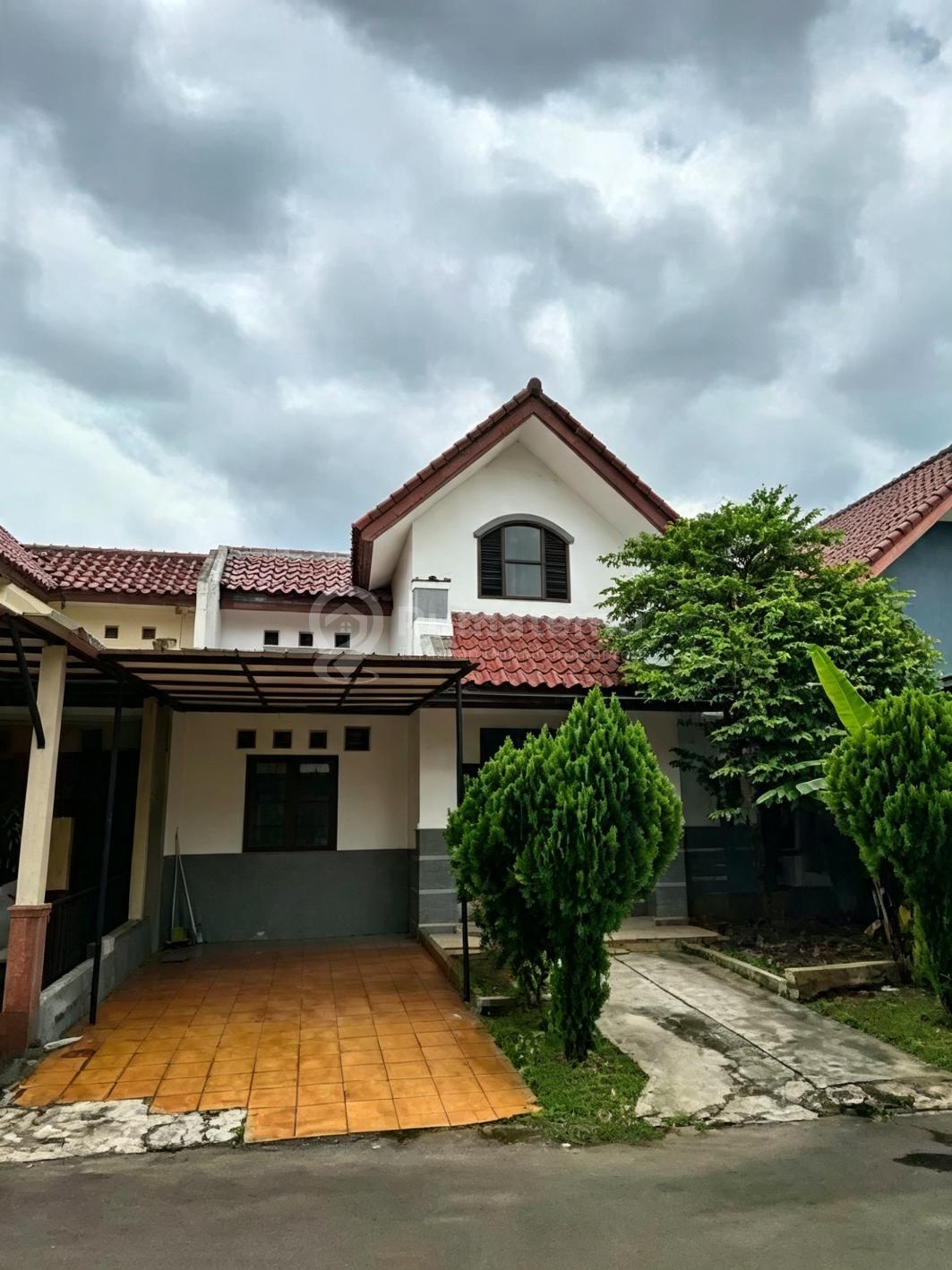 Rumah Cantik Strategis 1.5 Lantai Siap Huni