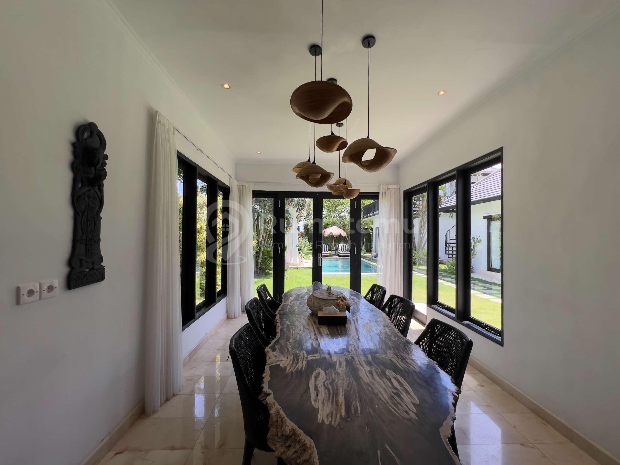  4 BEDROOMS LUXURY TROPICAL STYLE JUST 1,4 Km WALKING DISTANCE TO BATU BOLONG BEACH - CANGGU