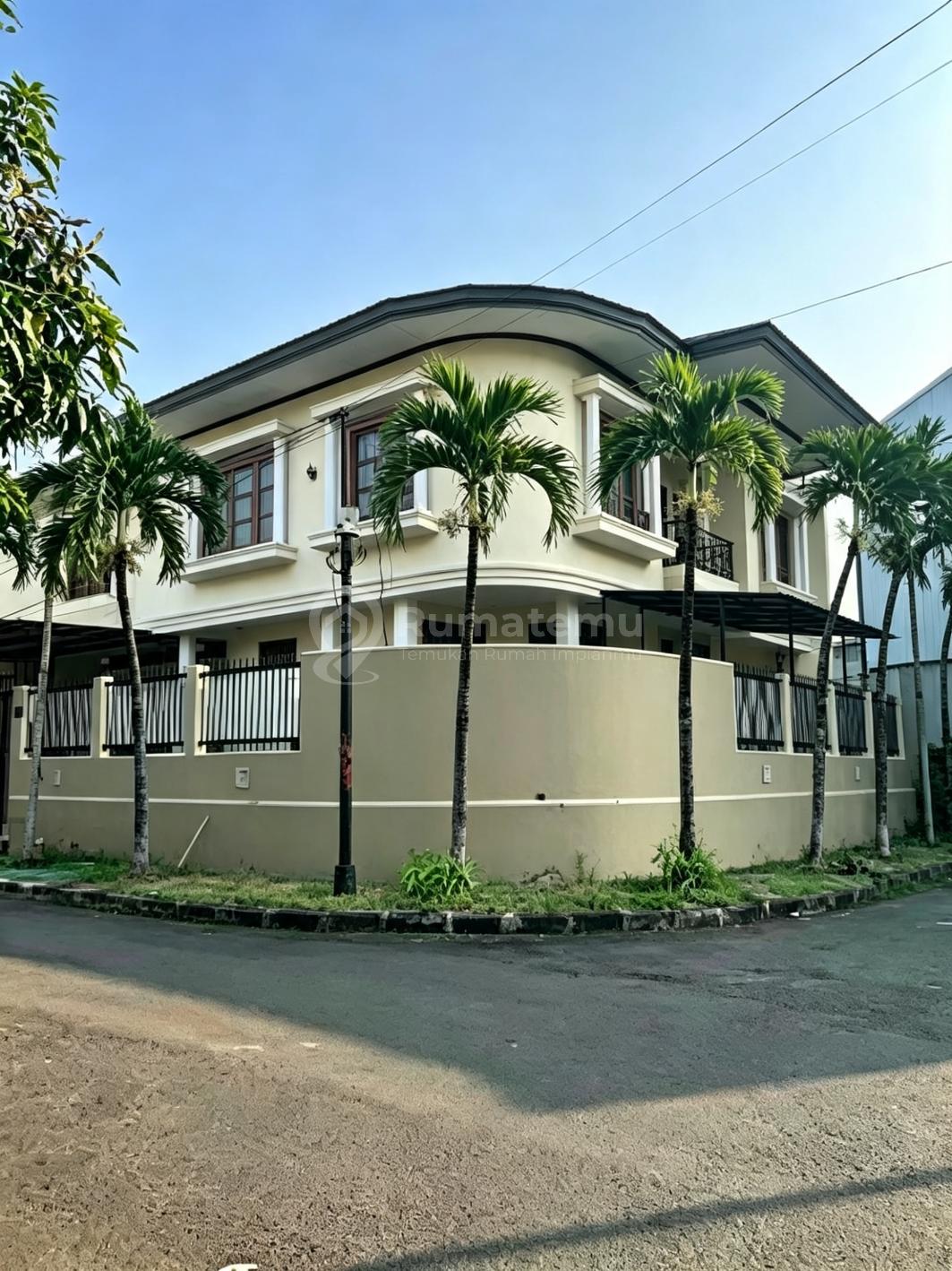 Rumah 2 Lantai Bagus Semi Furnished SHM di Puri Indah Blok K, Jakarta Barat