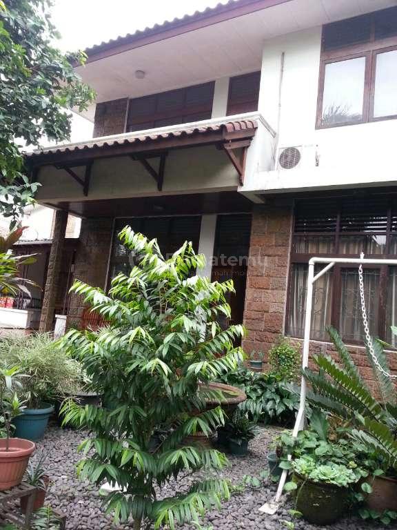 Jual rumah asri dan nyaman komersil di dekat Area Pakubuwono, Kebayoran Baru