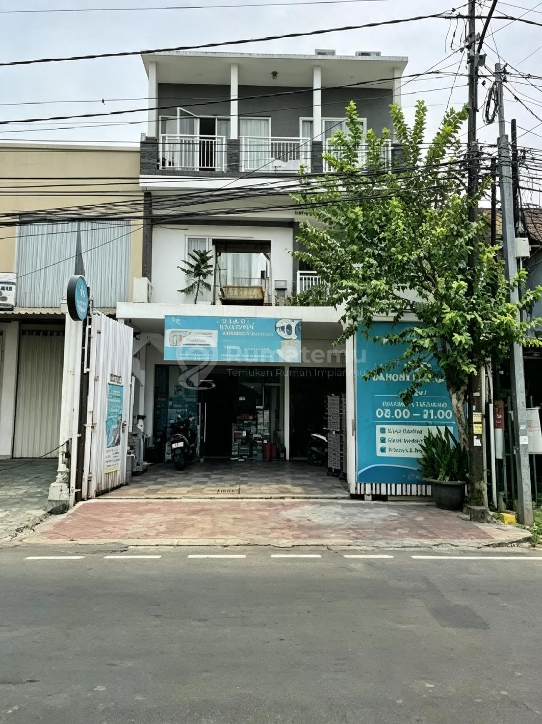 Rumah Secondary Samping Jalan Umum di Pondok Kelapa