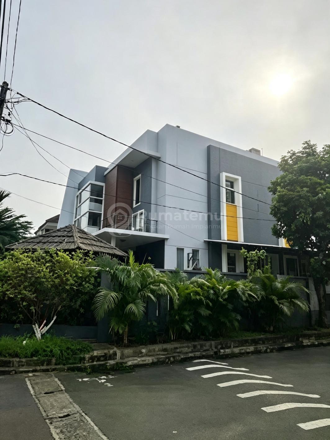 Rumah Huk Cakep Sektor 7A Siap Huni Hadap Timur