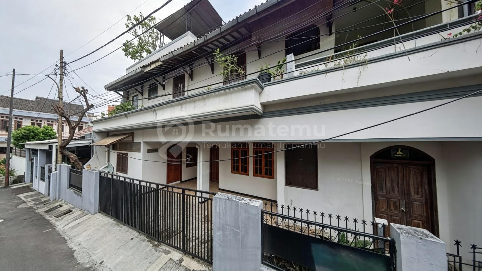 Disewakan rumah 2 lantai dengan 2 akses bisa untuk kantor area Kayu Putih