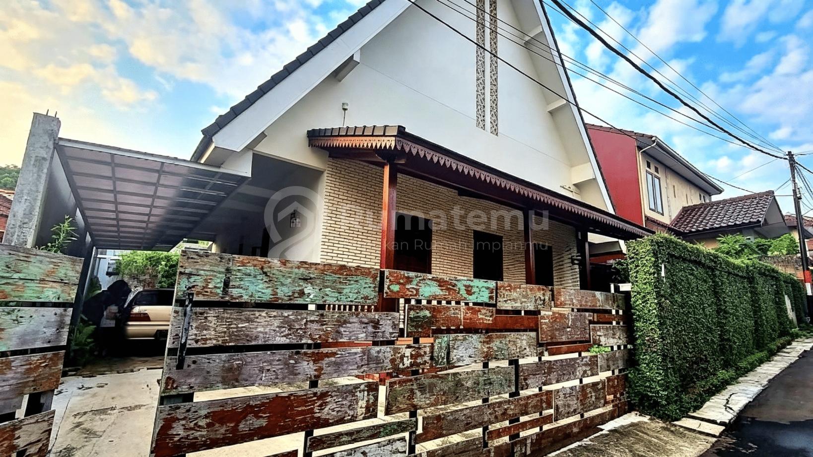 Dijual rumah rasa villa dengan kolam renang Arsitektur etnik modern Lokasi tenang dan strategis di area Kelapa Dua