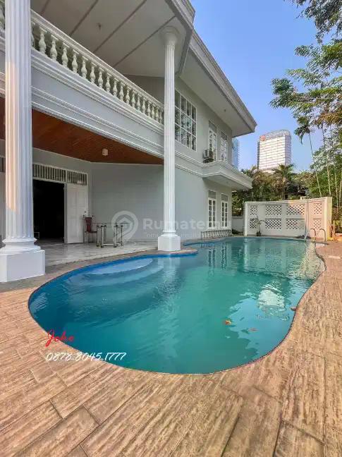 FOR SALE:  RUMAH SIAP HUNI DAN SANGAT TERAWAT, PRIME AREA, POSISI HOOK ADA PRIVATE POOL