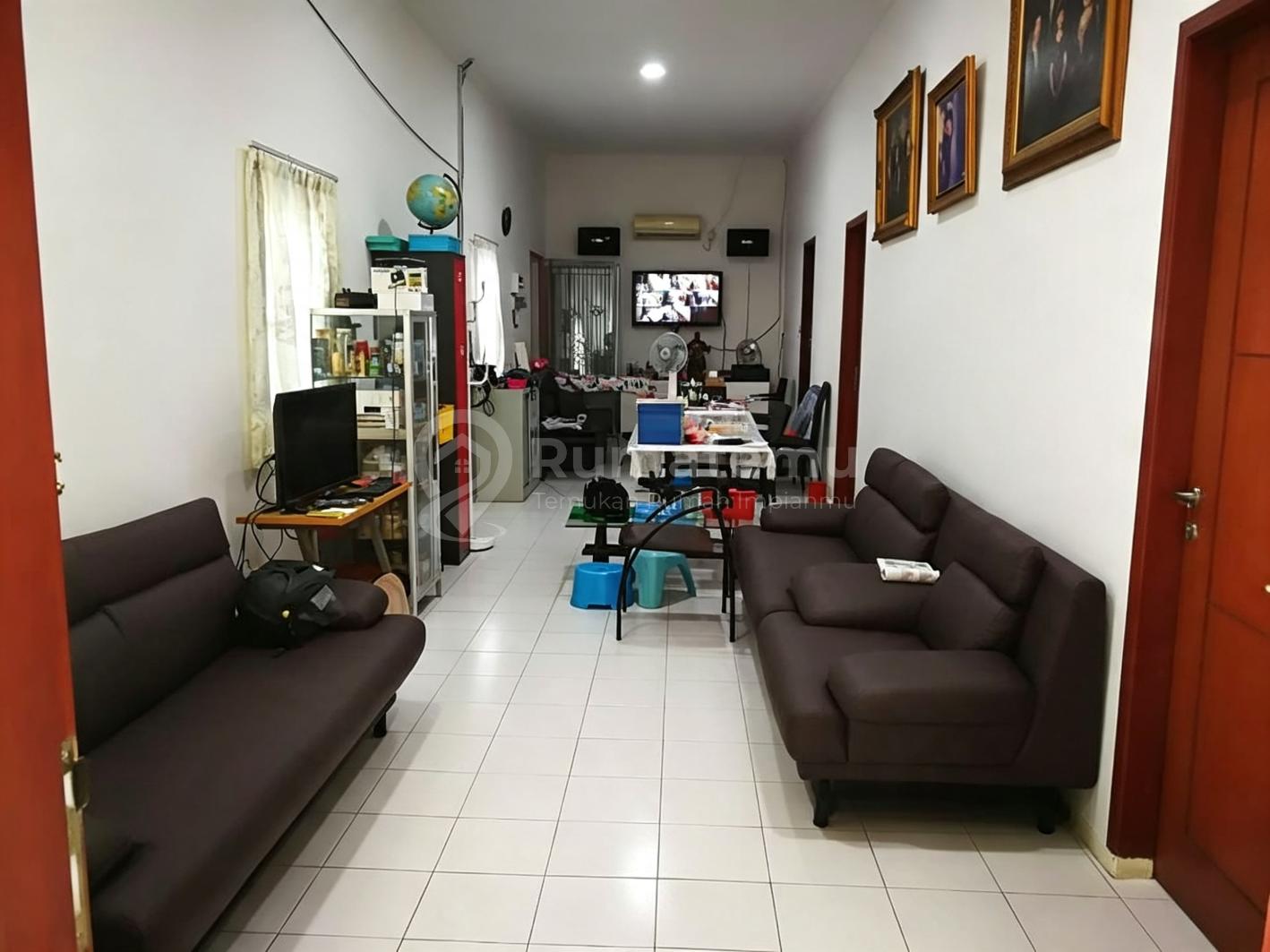 Dijual rumah Hadap Selatan dan Barat Akses jalan 2 mobil lebih siap huni strategis di Tanjung Duren Utara
