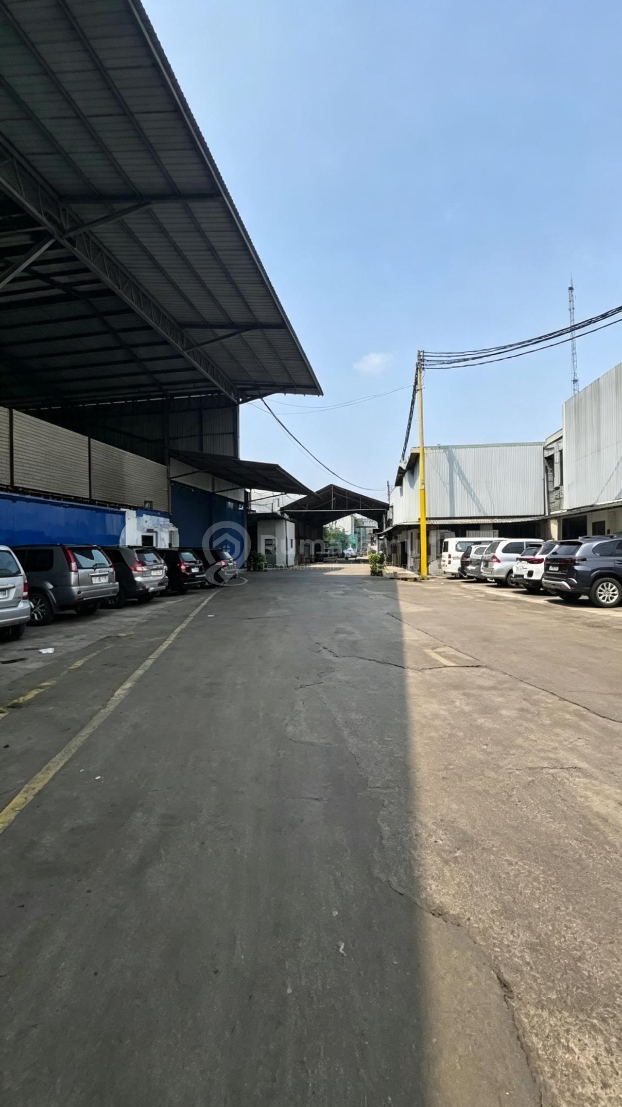 Dijual Cepat Tanah dan Gudang Pinggir Jalan Raya (Akses Kontainer & Bebas Banjir). lokasi yang sangat strategis dengan aksesibilitas tanpa batas, menjamin kelancaran operasional bisnis Anda 24/7.