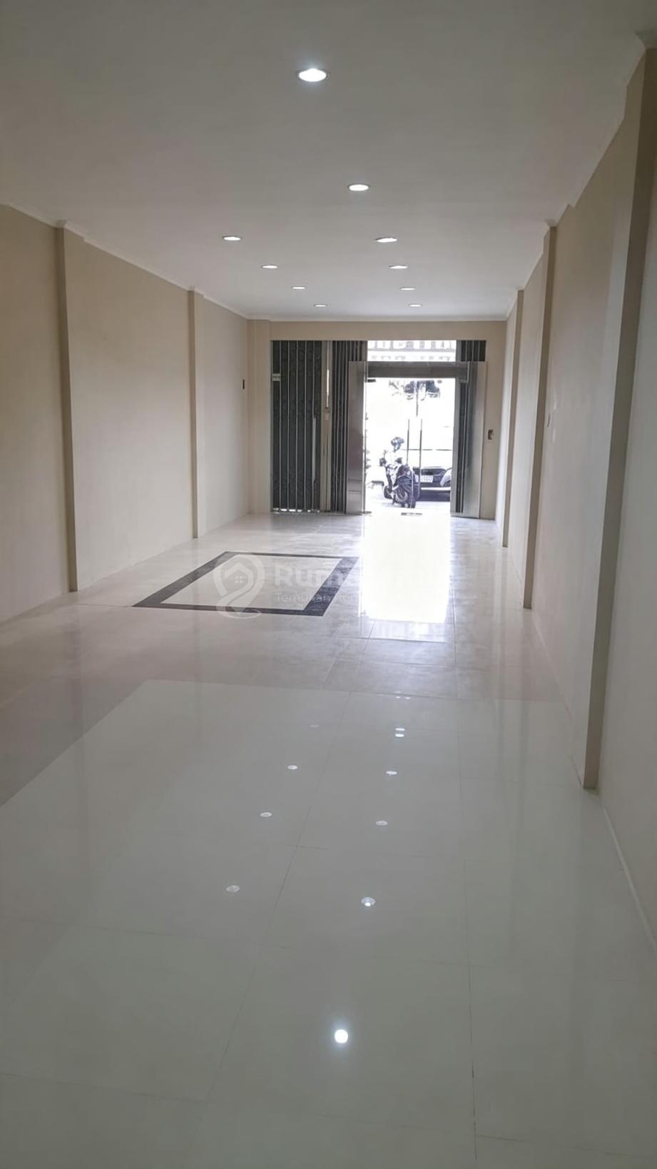 Ruko dijual cepat Parkir 10 meter baru renovasi di Lokasi Premium Kebayoran Lama, Grogol Sel